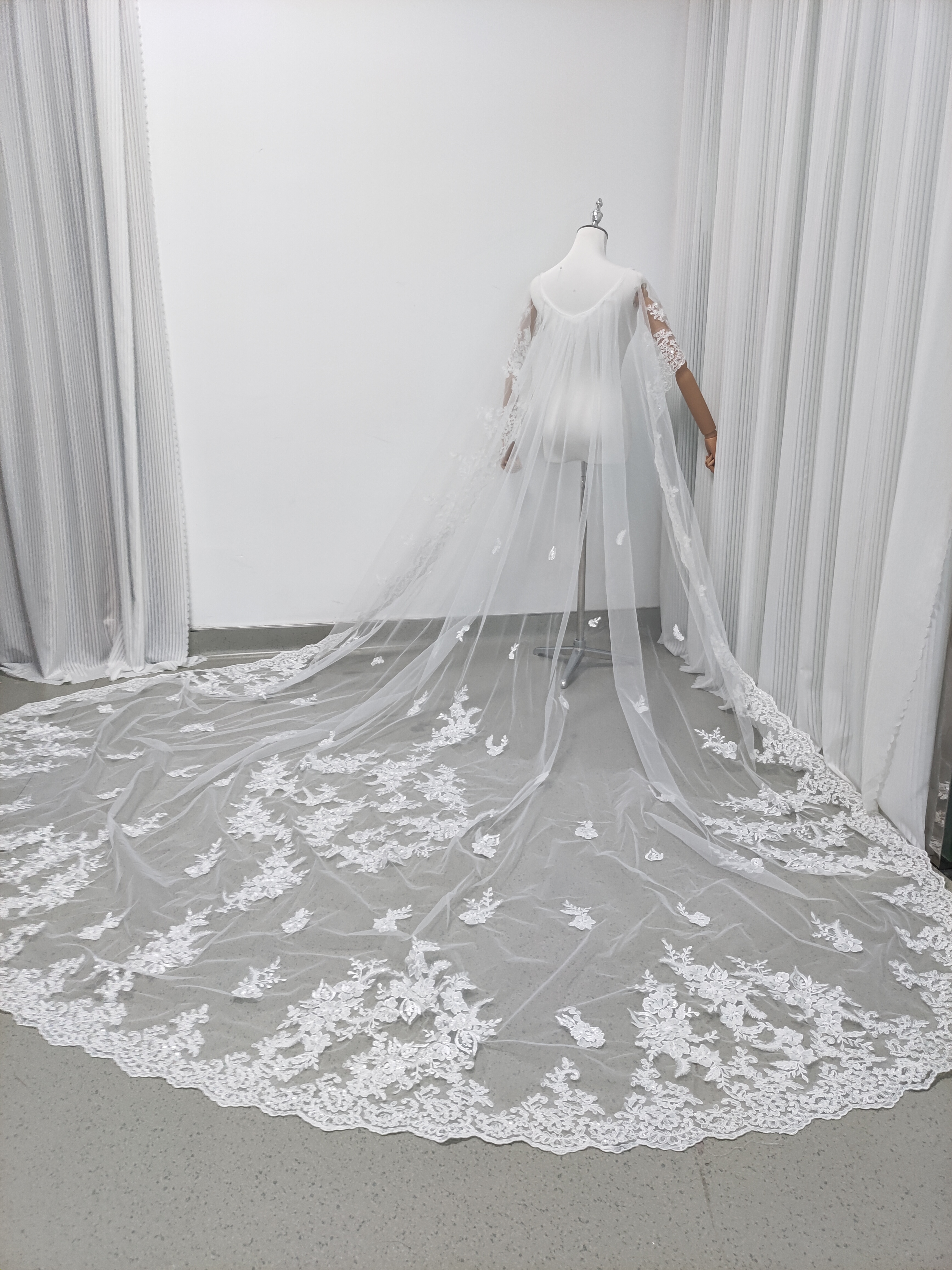 上品！マント 贅沢な総レース 華やかなトレーン シアーな美しさ ウェディングドレス 結婚式