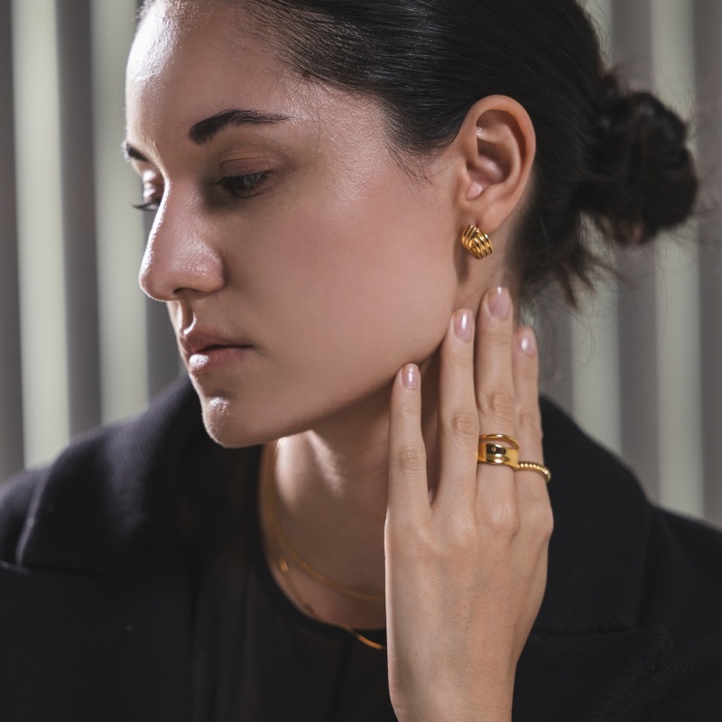 クロスフローボールドイヤリング (金色)