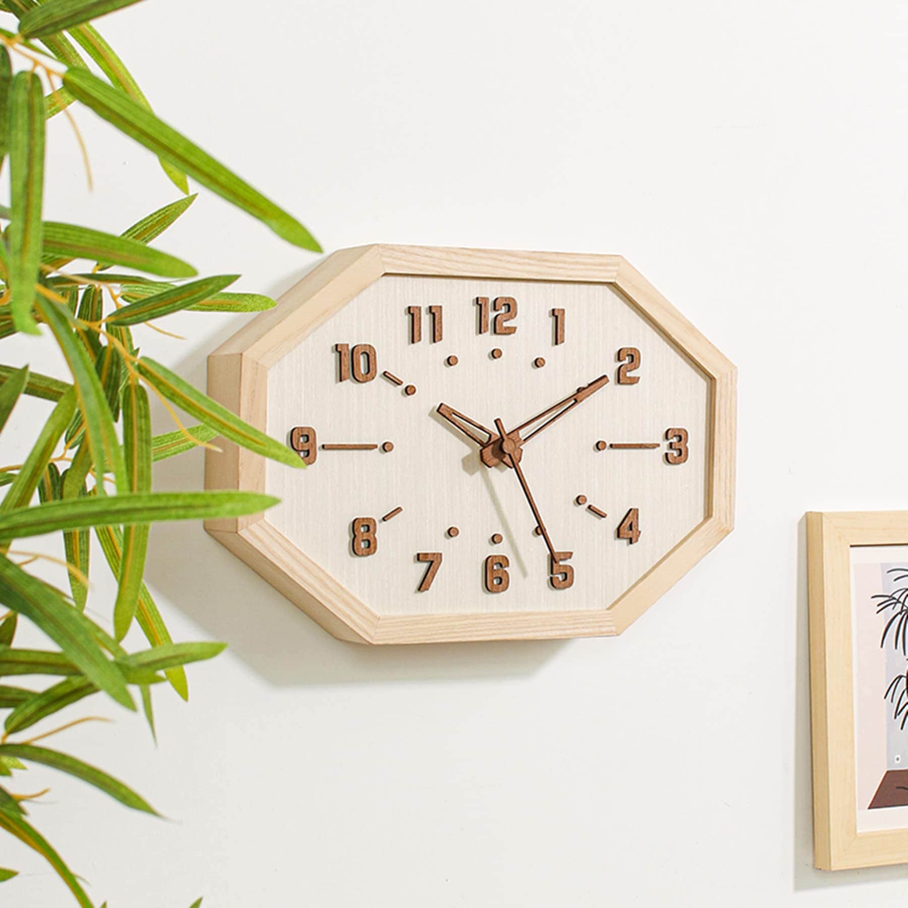 壁掛け時計 おしゃれ 人気 時計 かわいい 天然木製 八角形 時計 3D立体数字 見やす 壁掛け 置き時計 卓上時計 北欧デザイン 連続秒針 静音 12インチ モダンホーム装飾 引っ越し 新築祝い (