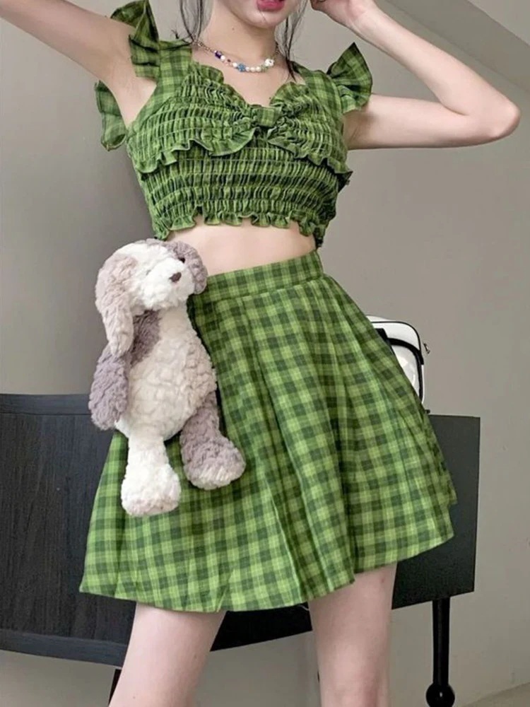 トレンドの甘辛サマーレディースセット：グリーンチェック柄プリーツキャミソールトップスとスリミングプリーツスカート（ツーピースセット）