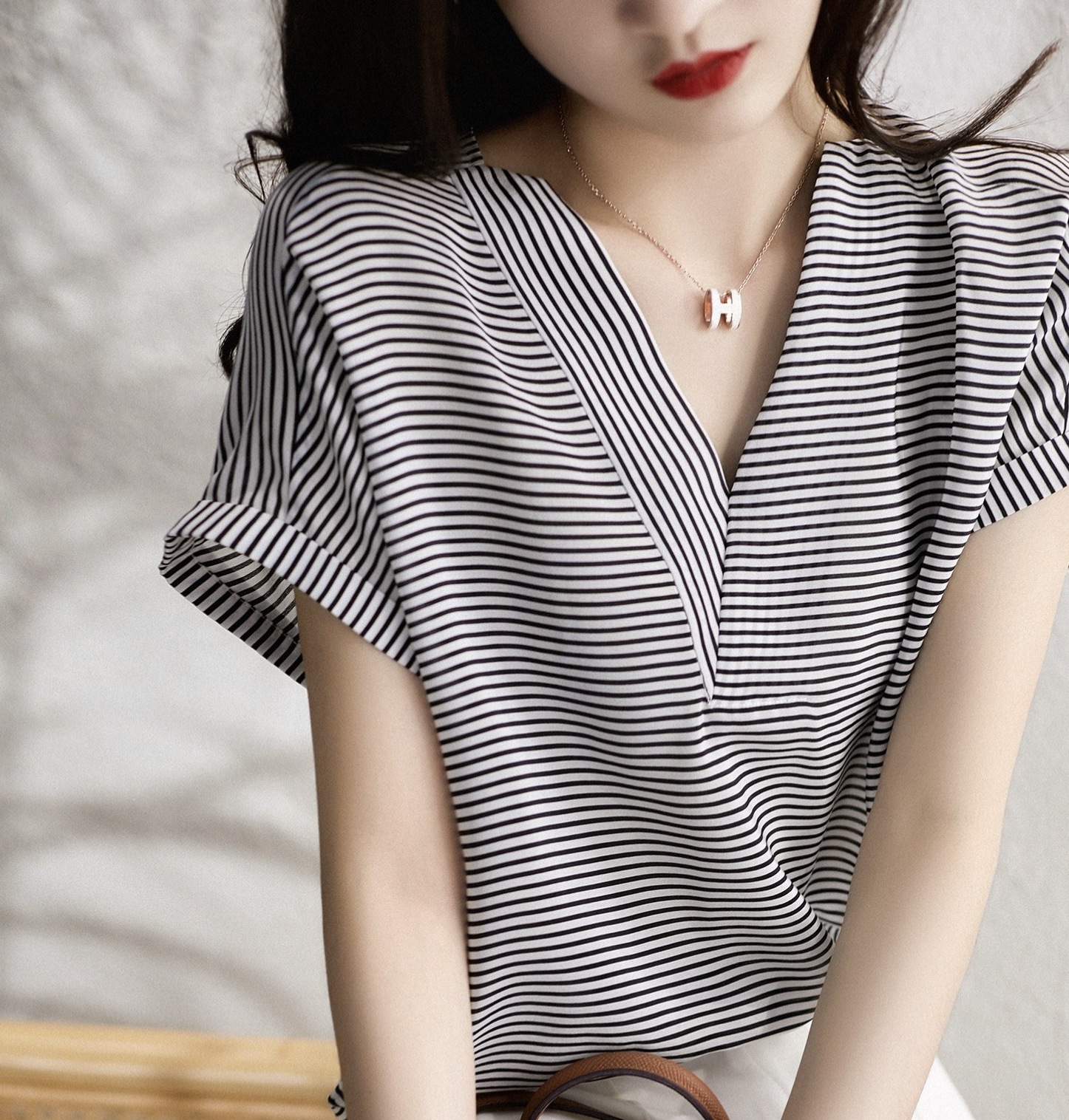 トップス シャツ ブラウス ミディアム丈 ミドル丈 袖あり 半袖 Vネック ストレート プルオーバー 可愛い かわいい 綺麗め きれいめ シンプル カジュアル 大人 上品 おしゃれ お洒落 大人可愛い