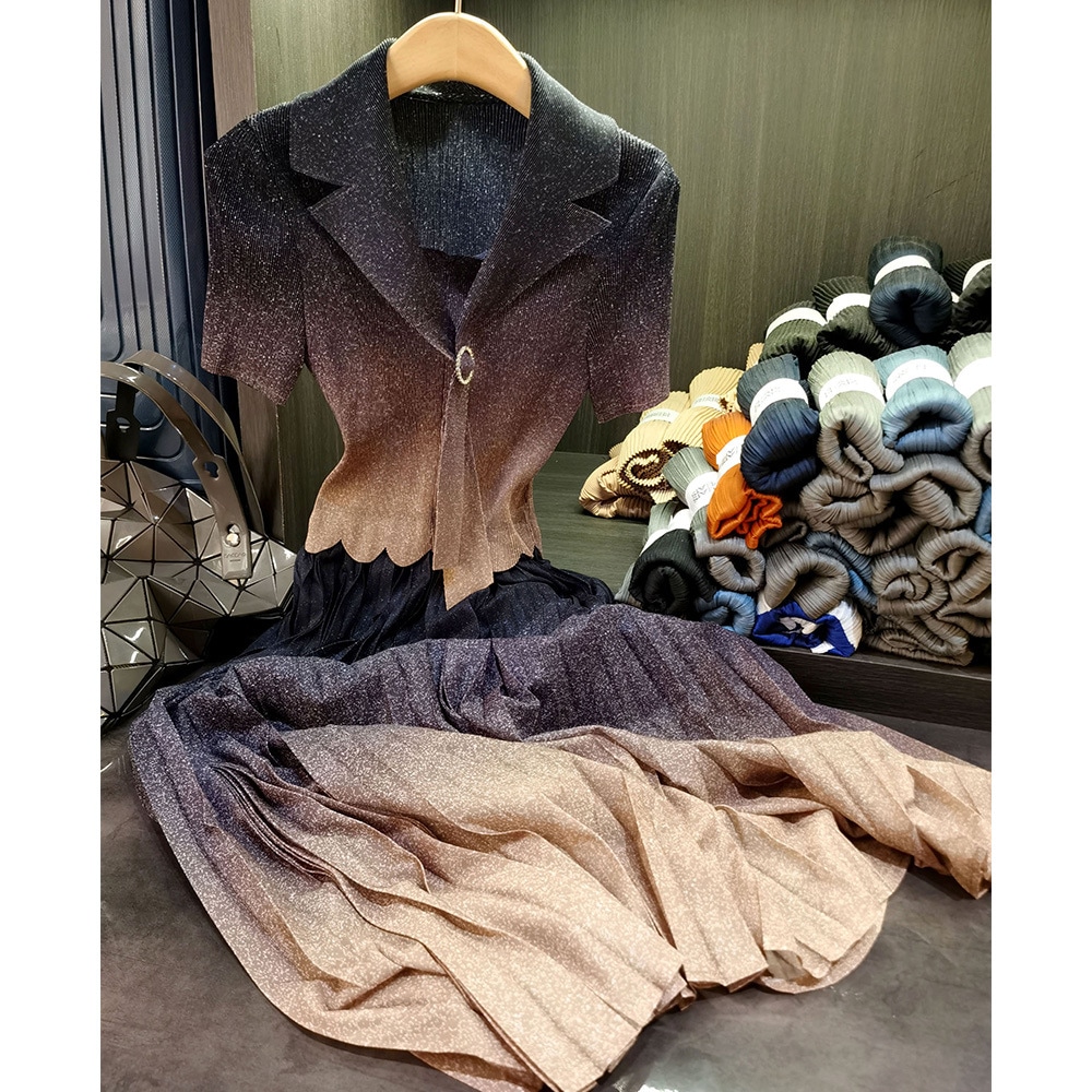 高級グラデーション星空のしわのワンピースの気質の襟をめくって偽の2つのつなぎ合わせの百のスカートの夏