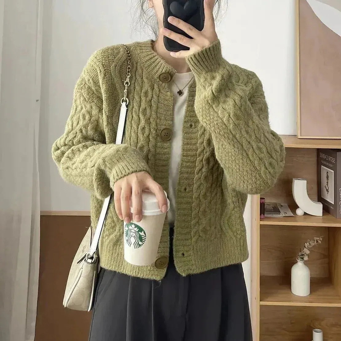 レトロ風ツイストネックラウンドネックセーターコート 女性の新作 ゆったりとしたリラックススタイル どんなスタイルにも合わせやすい厚手ニットカーディガン トップス