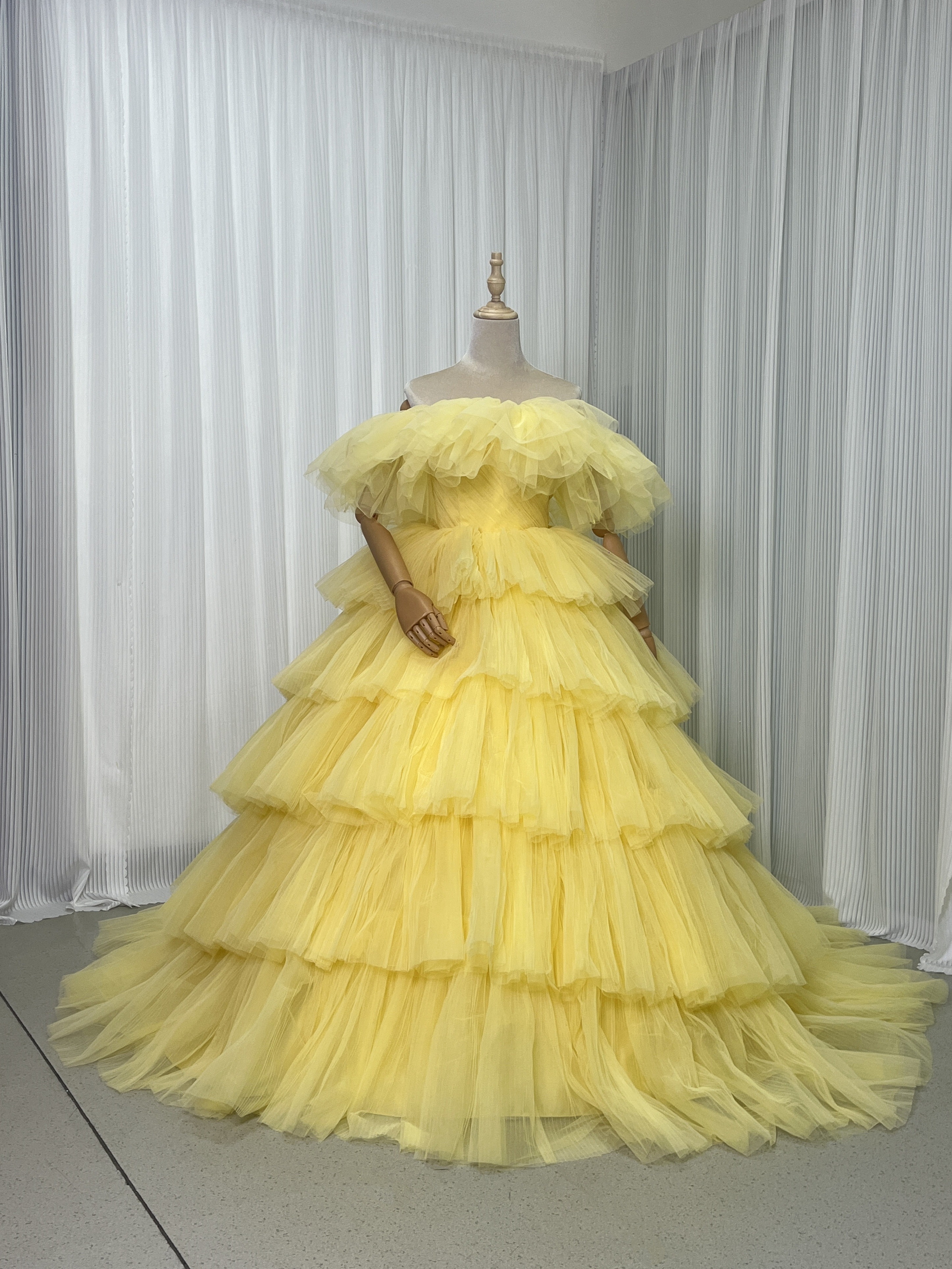 カラードレス 黄色い ベアトップ ファスナー 取り外しオフショルダー プリンセスライン ソフトチュール 華やかなトレーン フレアスカート