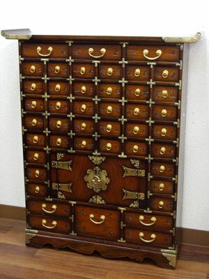 李朝家具 18引出し 李朝けやき作り スリム 薬箪笥 くすり箪笥 魚の鍵付き 李朝家具 18引出し 李朝けやき作り スリム 薬箪笥 くすり箪笥 魚の鍵