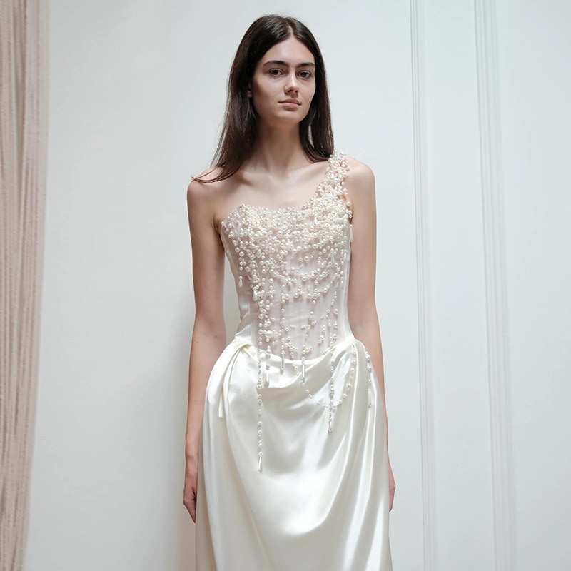 新商品のフランス式の胸を塗るドレスの花嫁のファッションのサテンの外出の紗重工の真珠の軽いウェディングドレス