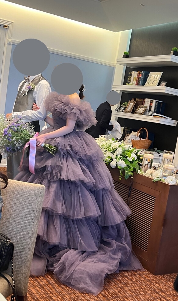 実例写真！カラードレス オーキッド オフショルダー 柔らかく重ねたチュールスカート 結婚式