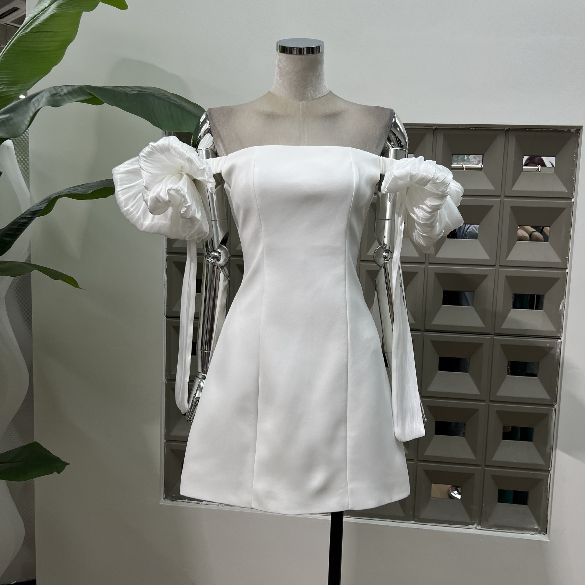 おしゃれな雰囲気の塩系留洋娘のドレスは肩a版の純色のワンピースをデザインしています