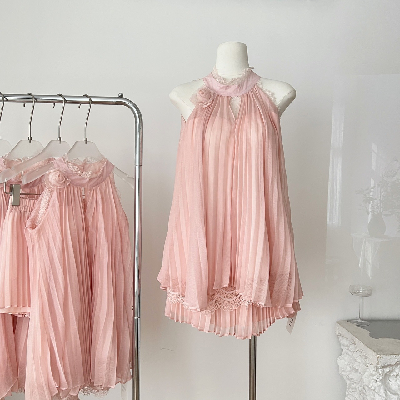 【急速出荷】胸キュン法則気質痩せ見え風甘首掛けノースリーブチュニック＋半身スカート