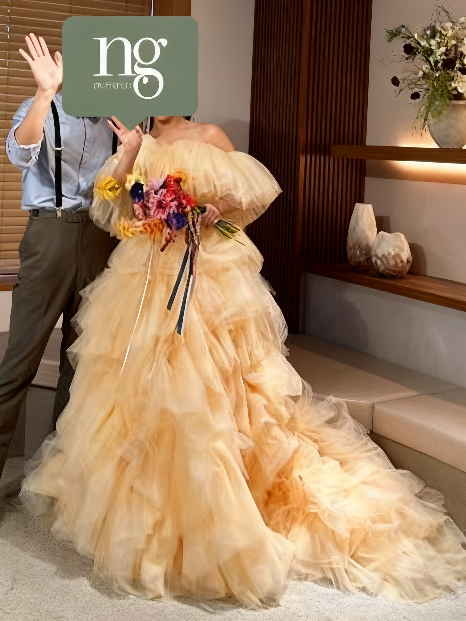 実例写真！カラードレス シャンパン色 オフショルダー もこもこドレス サッシュベルト 華やかなトレーン 花嫁