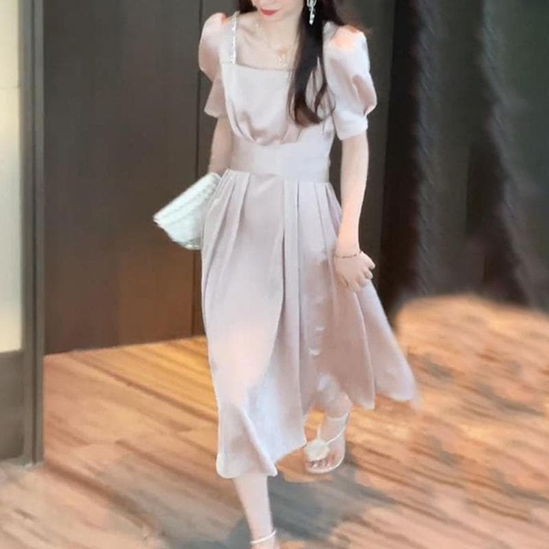 ワンピース レディース フレア ミモレ丈 ピンタック サテン調 ツヤ感 ビジュー ラインストーン ウエストマーク 切り替え フロントクロス ペンタゴンネック パフスリーブ 襟なし 半袖 体型カバー シ