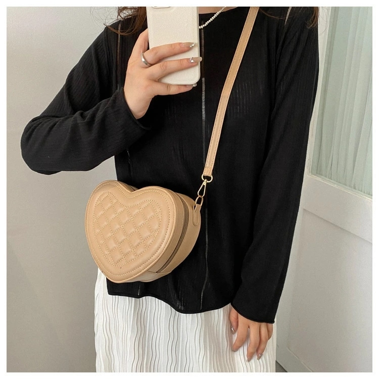 ハート型ショルダーバッグ　キルティング　フェイクレザー (T)