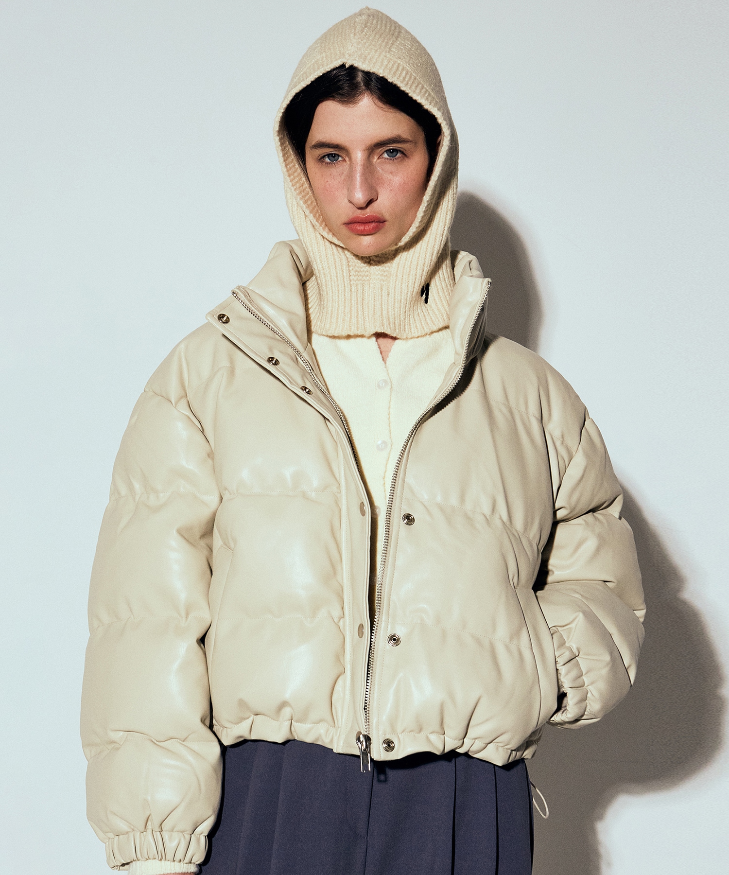 NICK&NICOLE ミニマルヴィーガンレザークロップパディング_クリームベージュ