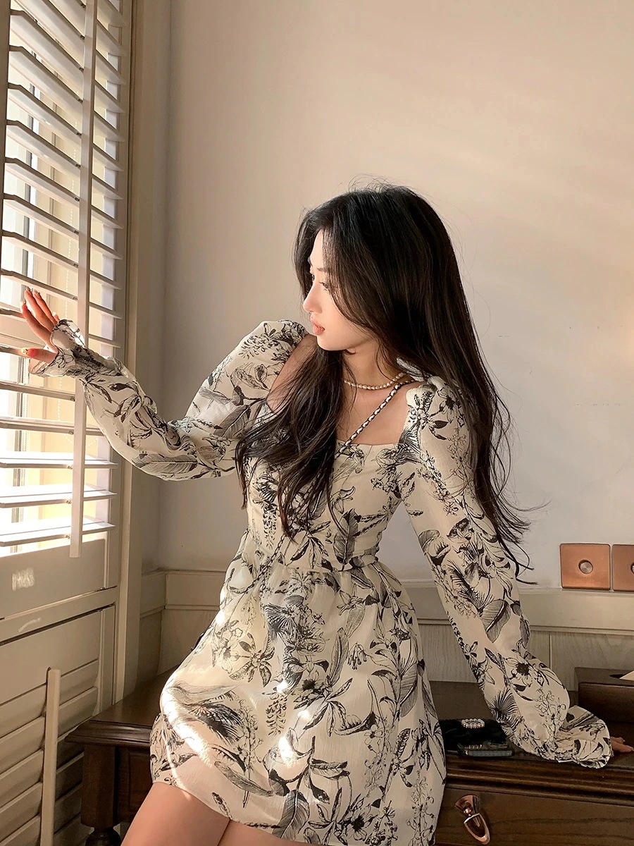 秋冬のハイウエストスクエアネック雰囲気クラシカルな泡袖プリントワンピース