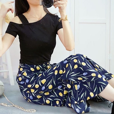 3061.肩出し半袖Tシャツ＋チューリップ柄ロングスカートセット（ブラック＆ネイビー）