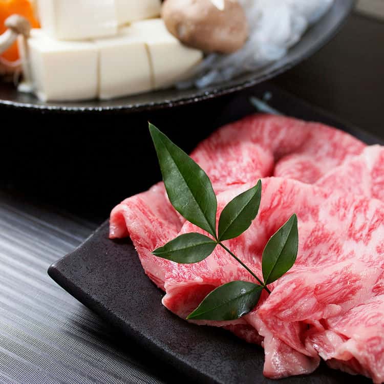 滋賀 「徳志満」 近江牛すきやき 600g (モモ バラ) 離島は配送不可 2400001 お歳暮 お中元 お土産 ご進物 ギフト 贈り物に最適