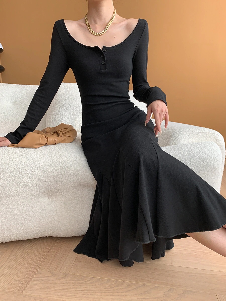 フランスの高度なセンスの大きなUネック細いフィッシュテールニットワンピース秋と冬新作