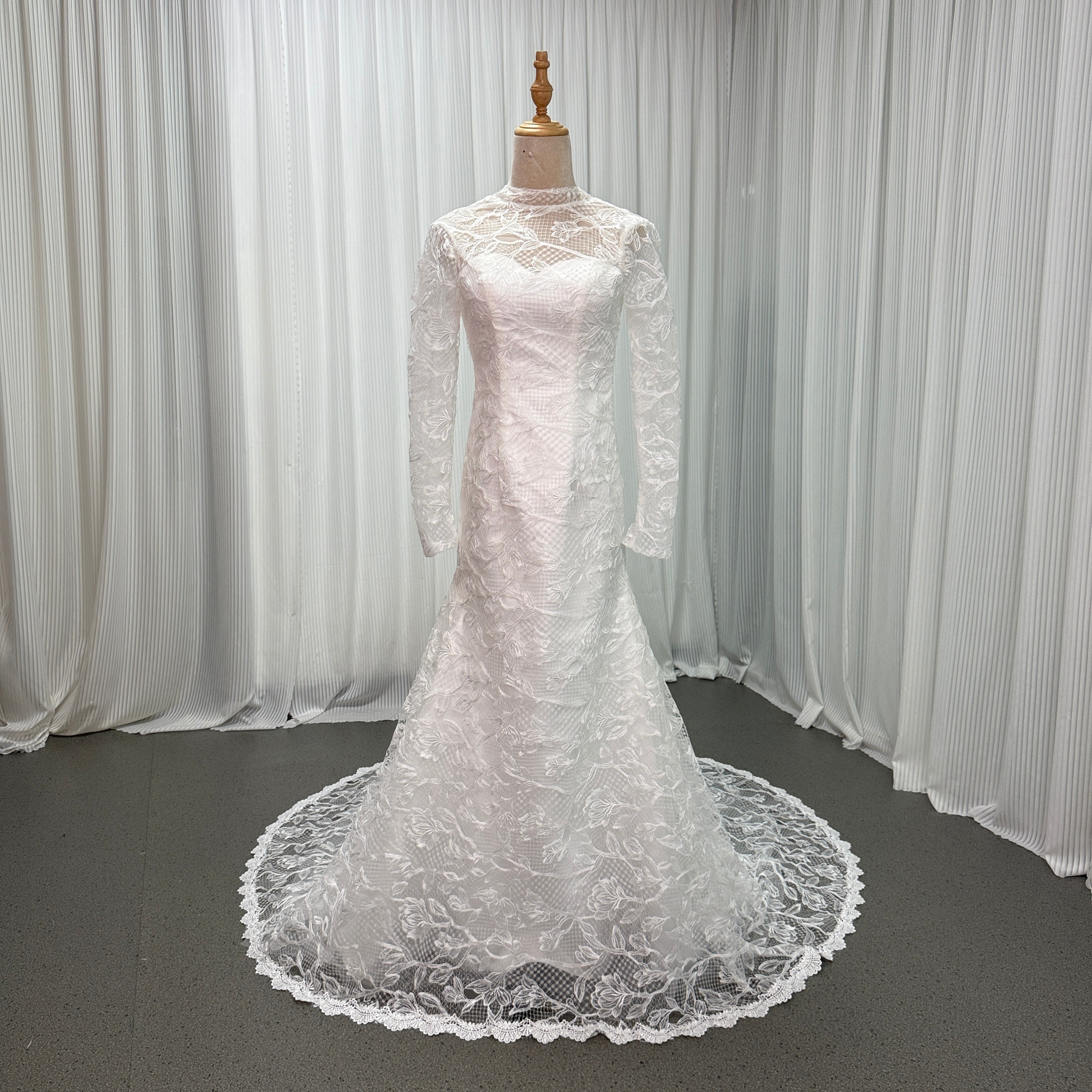 ウエディングドレス オフホワイト ラウンドネック ロングスリーブ バックレス 贅沢な総レース 華やかなトレーン 結婚式