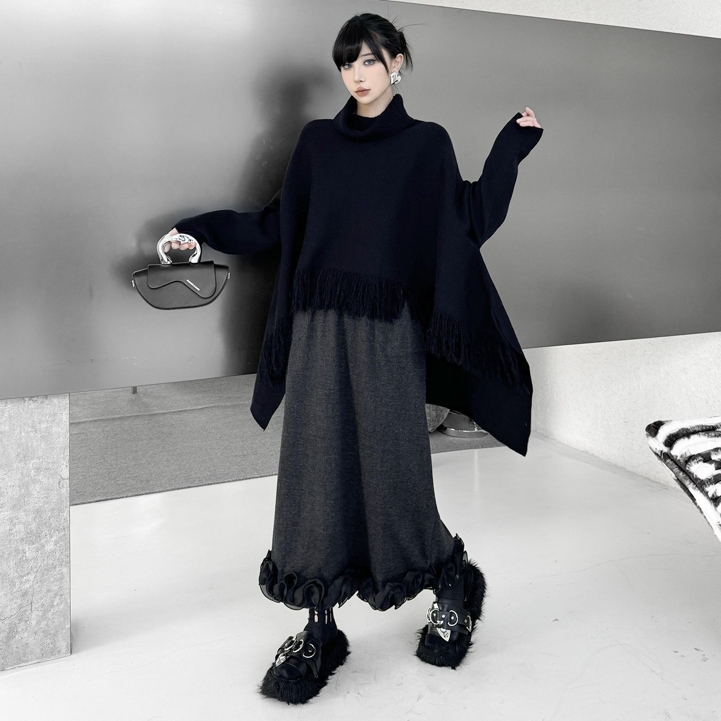 【Noir Mode】 2026 春 ハイネック フリンジ ニット セーター ケープ デザイン性 ブラックコーデ 大きいサイズ レディース 体型カバー ニットトップス ニットセーター