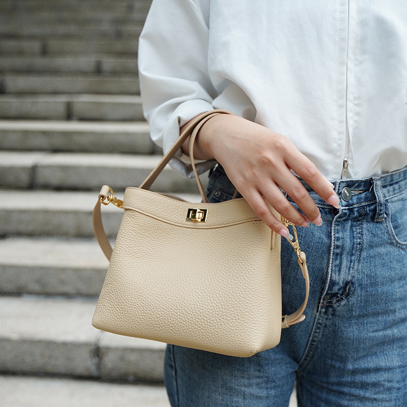 【本革/4カラー/キーホルダーを贈る】トートバッグ　韓国ファッション 大人気レディーストートバッグ ショルダーバック ハンドバッグ 韓国風トートバッグ 便利大容量 通勤通学推し活