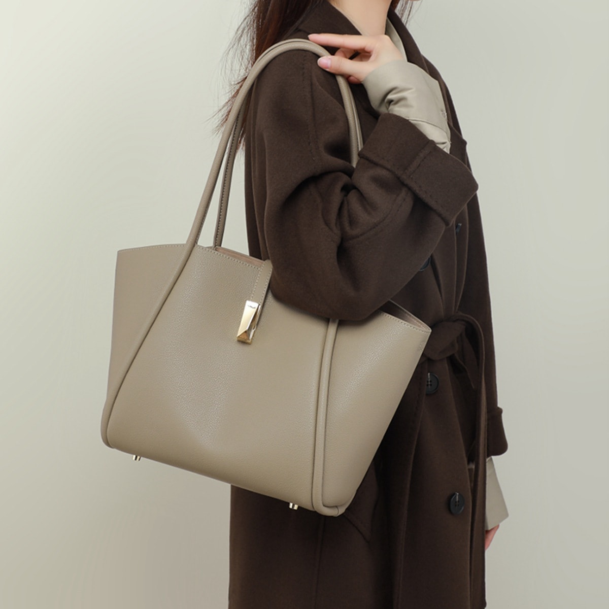 本革トートバッグ　韓国人気トートバッグ　お洒落な女性バッグ　通勤通学ショルダーバッグ　レディースバッグ　軽量バッグ　お洒落なカバン　韓国バッグ　ins人気