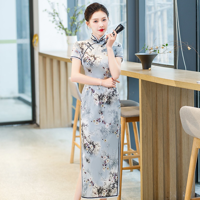 青いシルクチョンサム女性のために修正された2025年夏のヤングスタイルデイリーウェアラブル