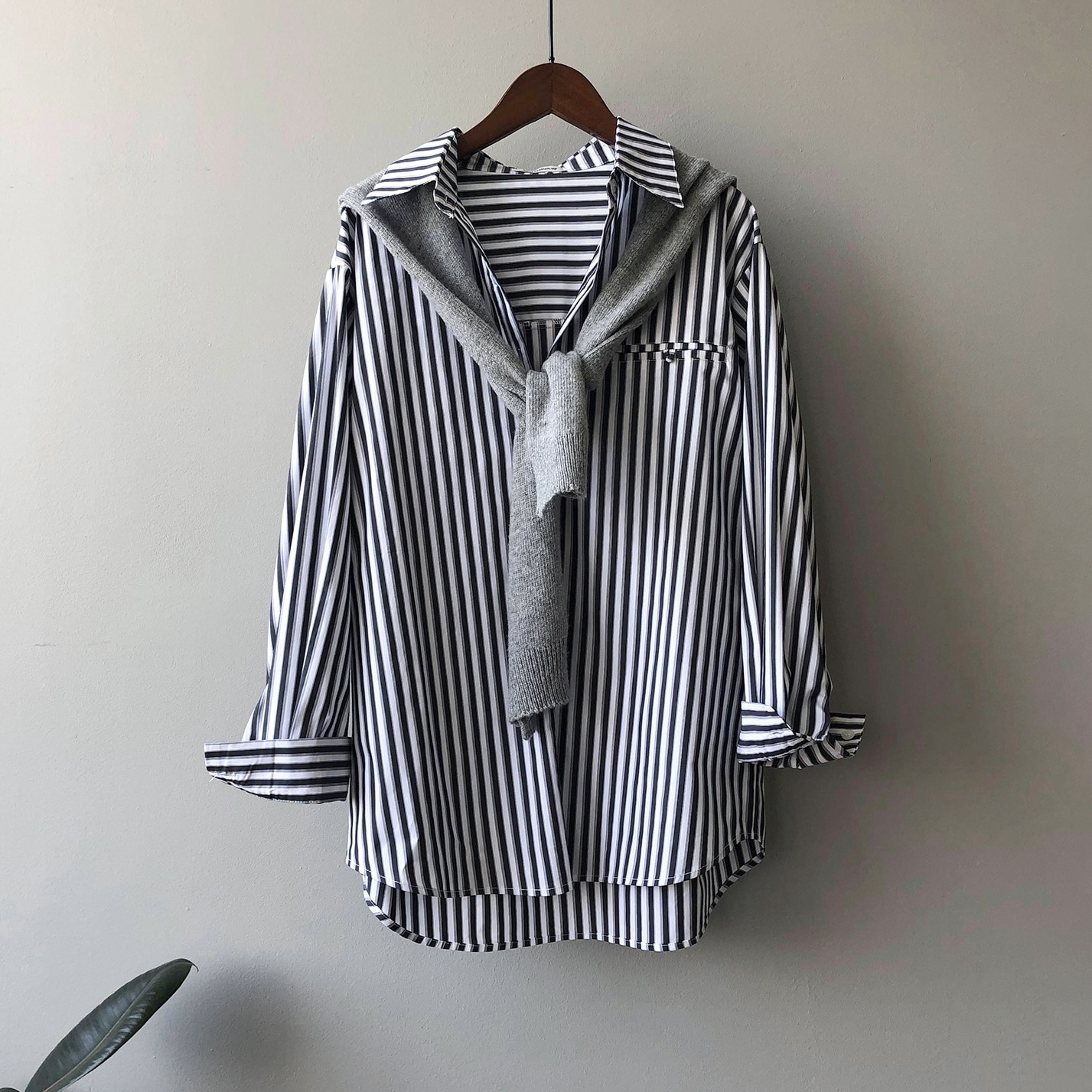 ストライプシャツ レディース トップス ブラウス 長袖 襟付き 角襟 ボタンダウン 大人可愛い きれいめ シンプル 上品 おしゃれ かっこいい マニッシュ 個性的 クール モード系 ストライプ 春 秋