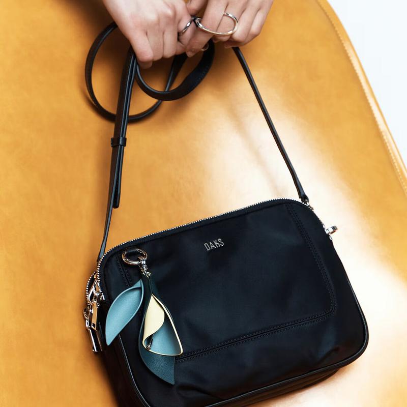 DCBA6E520BK [MISTY FLOWER] ブラックフラワーチャーム付きナイロンクロスバッグ