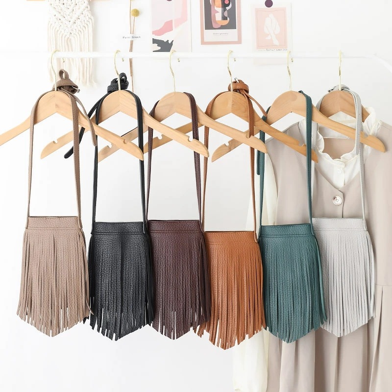 ショルダーバッグ　レディース　タッセルデザイン (T)