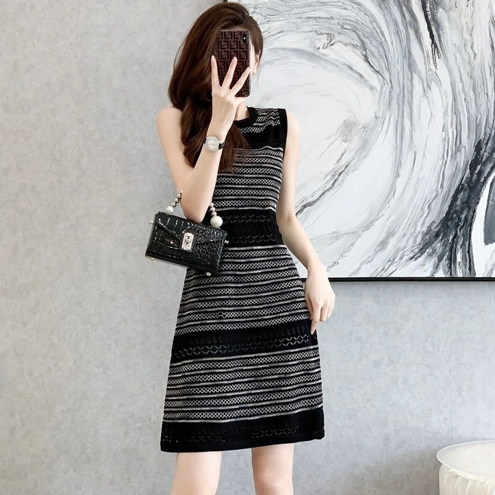 ワンピース 韓国風 オルチャン 刺繍 ニットワンピース ニットワンピ ショート 膝上 膝丈 ミニ ミニ丈 ショート 袖なし ノースリーブ Uネック ラウンドネック スリム タイト 細身 ストレート