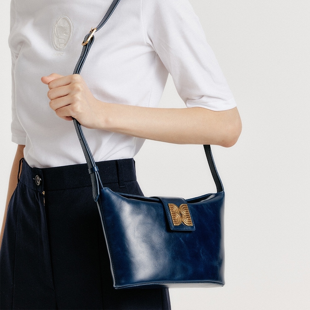 インク (W) フォールドトップスモールバケットバッグ (ネイビー)