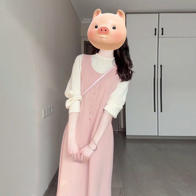 優しげなピンクのニットベストワンピース春と秋の小柄で甘めに減齢してスーツを着るのがトレンド