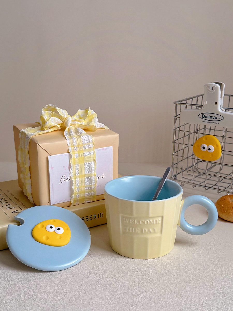シンプルで癒やしの雰囲気のマグカップかわいい陶器製の蓋付きカップ家庭用ドリンクカップ朝食カップ女の子への誕生日プレゼント