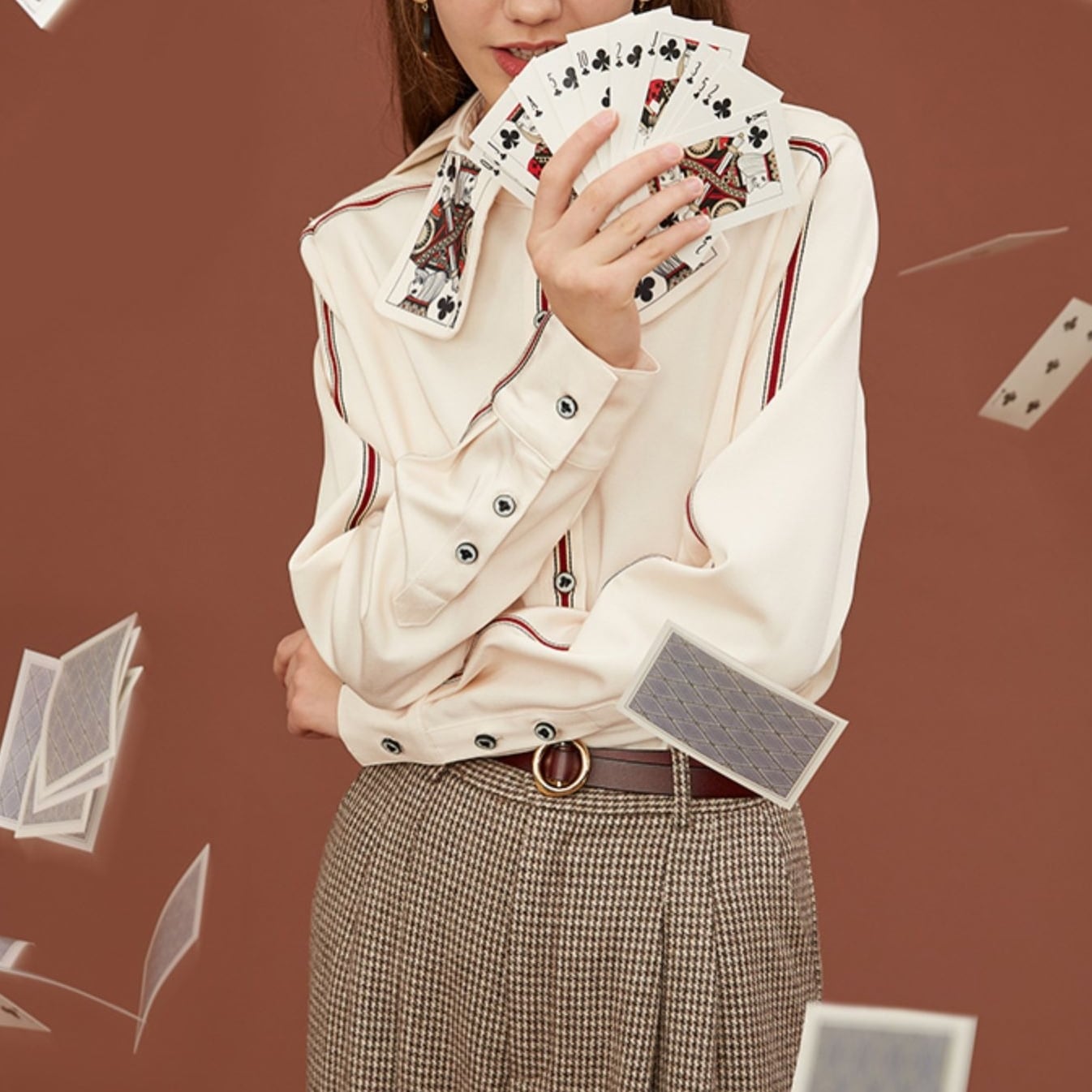 レディース トップス ブラウス 長袖 襟付き 角襟 フェミニン 前開き かわいい 大人可愛い きれいめ カジュアル 上品 おしゃれ ガーリー 個性的 モード系 エレガント モダン 主役級 存在感 10,668円