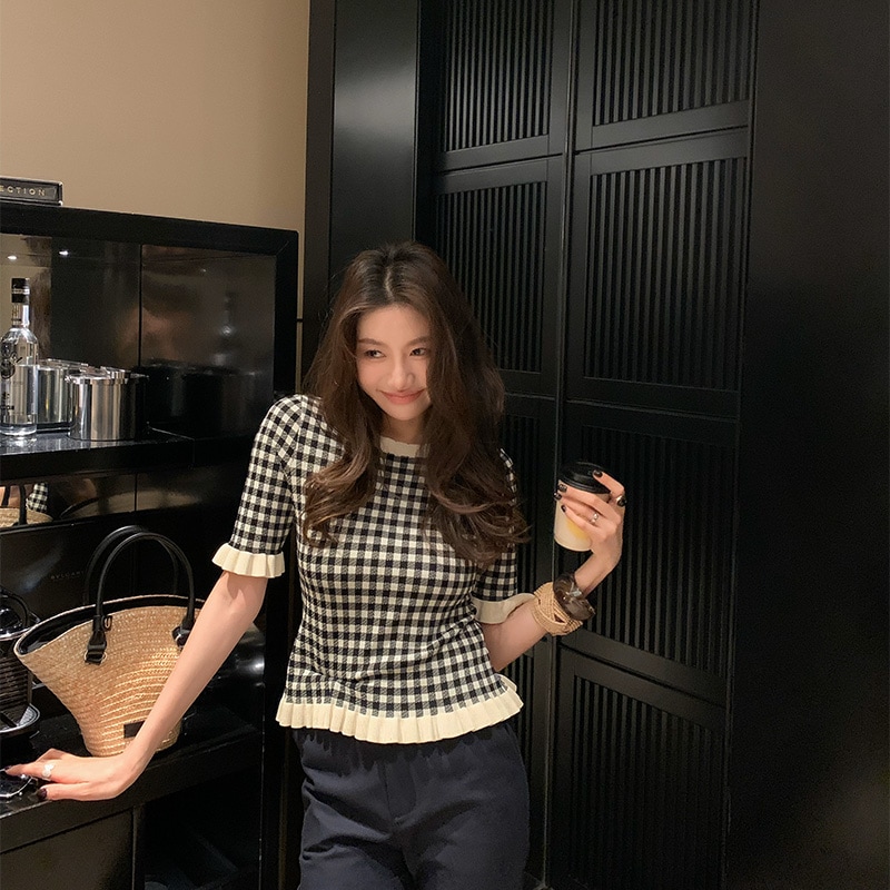 長いxierレトロな黒と白の格子縞の柔らかいグルチン状のニットセーター2025 2025年春と夏のための新しいフリルの短袖のトップ