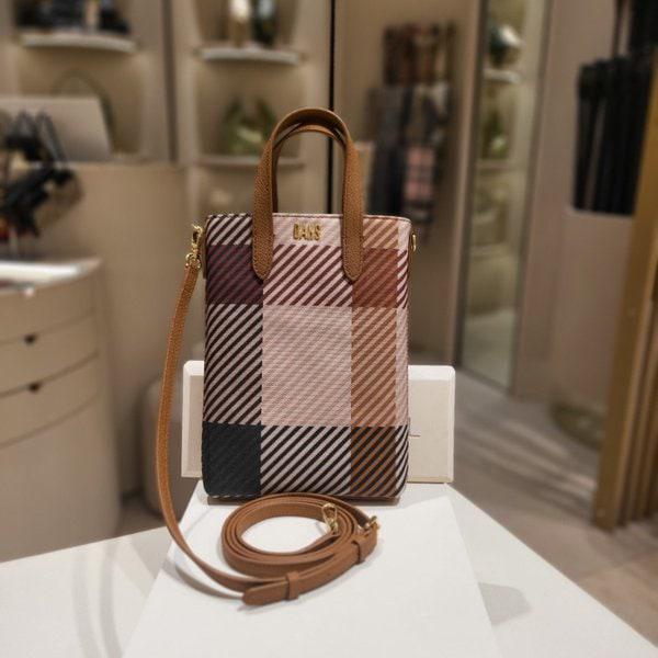 DCWA4E501W2[GREAT HOUSE CHECK PVC] ブラウンロゴ装飾レザーミニクロスバッグ