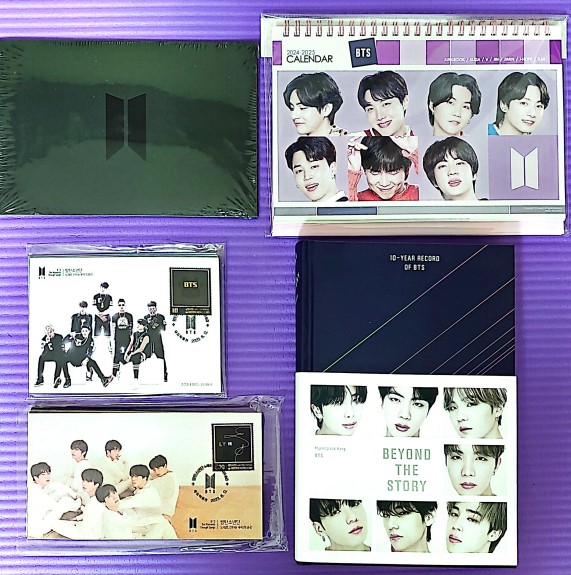 BTS [バンタン]BEYOND THE STORY [英語版]+10周年記念切手ブック+10周年記念(初日封筒) 初日カバー スタンプ印 記念封筒セット[10枚]+葉書セット[10枚]+カレンダーKPOP グッズ