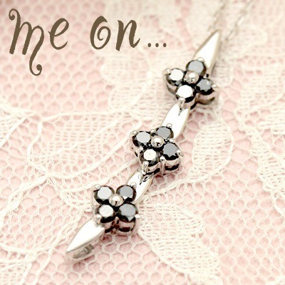 me on...K10ホワイトゴールド WG ３連フラワーモチーフブラックダイヤモンドネックレス揺らめく３つの花が存在感を演出