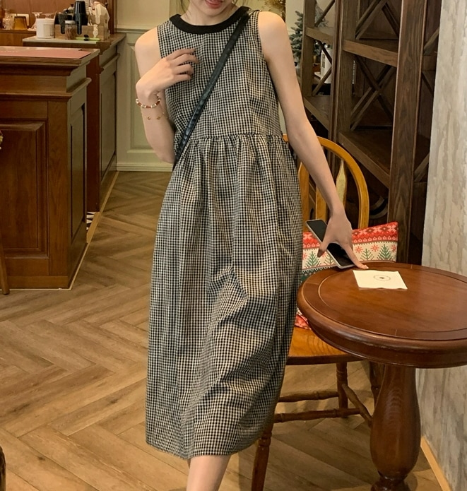 ノースリーブ 格子柄 チェック ワンピース ロング丈 袖なし Uネック セミフレア 細身 ストレート スマート 薄手 かわいい 大人可愛い シンプル カジュアル 大人 おしゃれ 大人女子 こなれ感