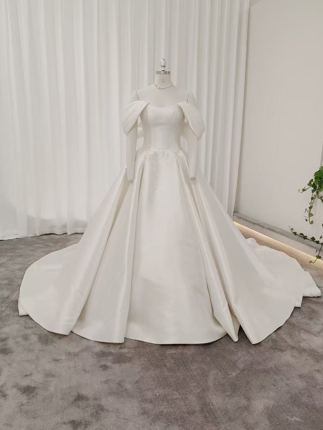 ウエディングドレス ホワイト 光沢サテン オフショルダー 編み上げ 華やかなトレーン 披露宴/結婚式