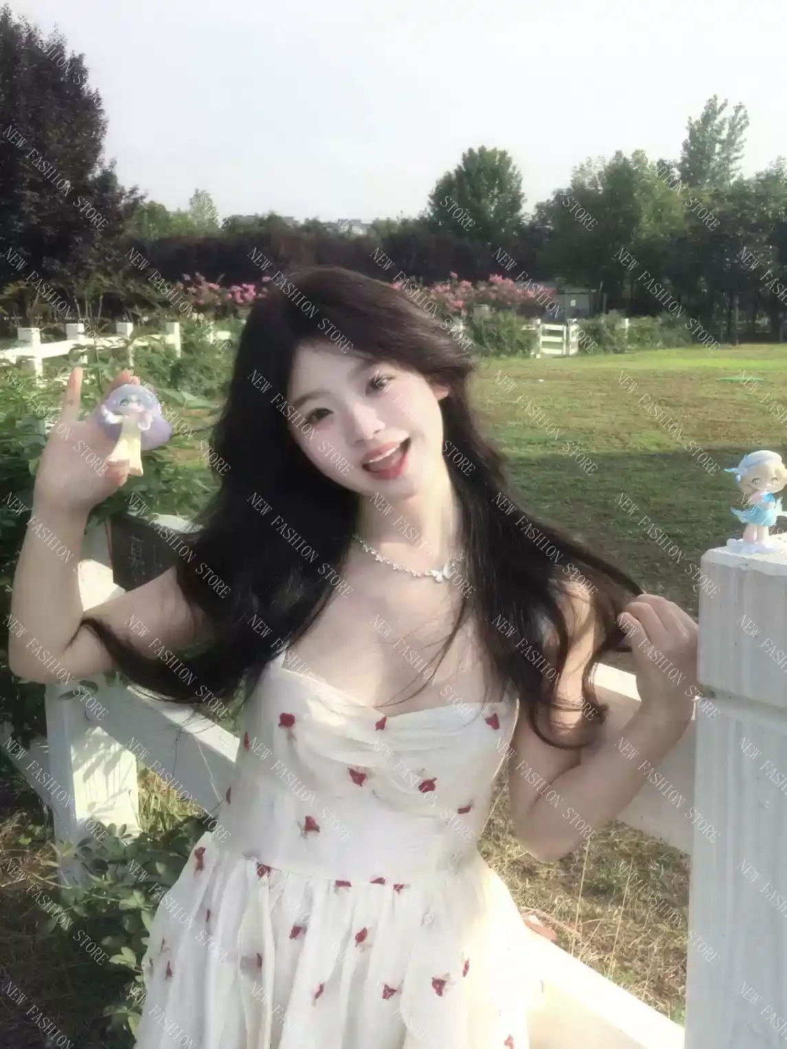 キャミソールドレスの女性-56