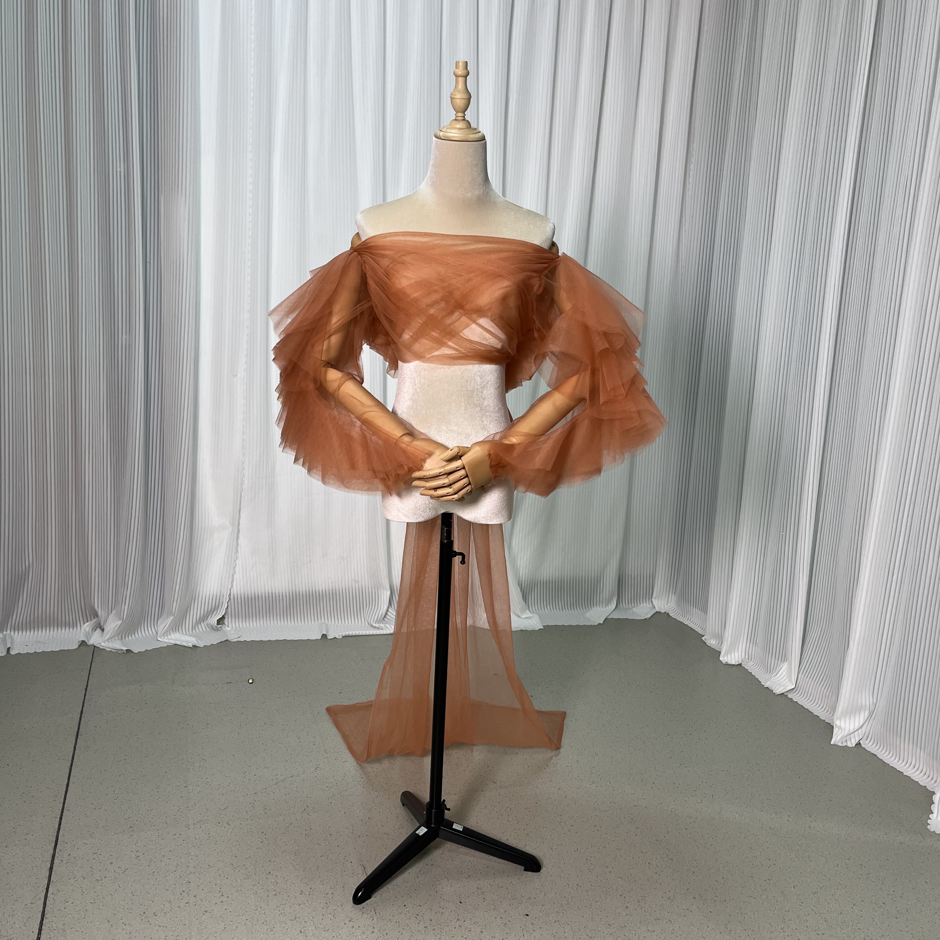 フェミニンなフレームレースの袖トップス テラコッタ色 オフショルダー ソフトチュールボレロ 花嫁