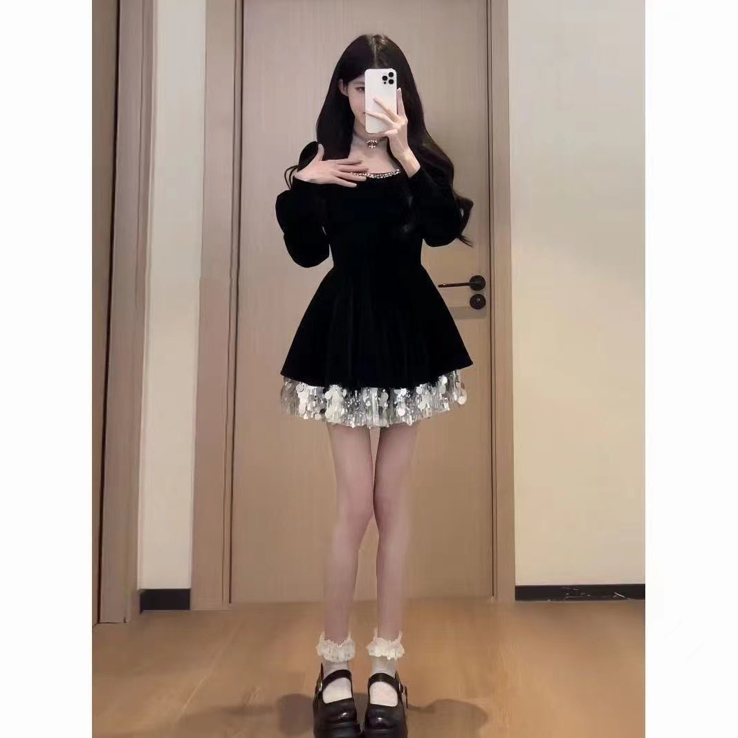 フレンチスタイルのウエストを絞ったヘップバーン風の黒のデザインが特徴の洗練された春/秋向けのスパンコール付きスクエアネックドレスです