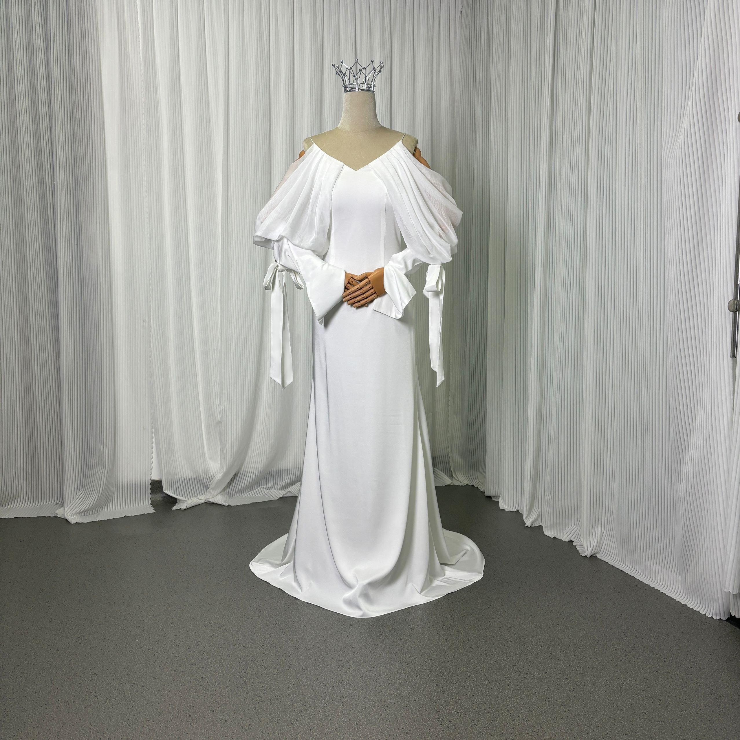 ウエディングドレス オフホワイト 高級イタリアサテン ロングスリーブ ファスナー キャミソール 細見えシルエット 披露宴/結婚式 前撮り