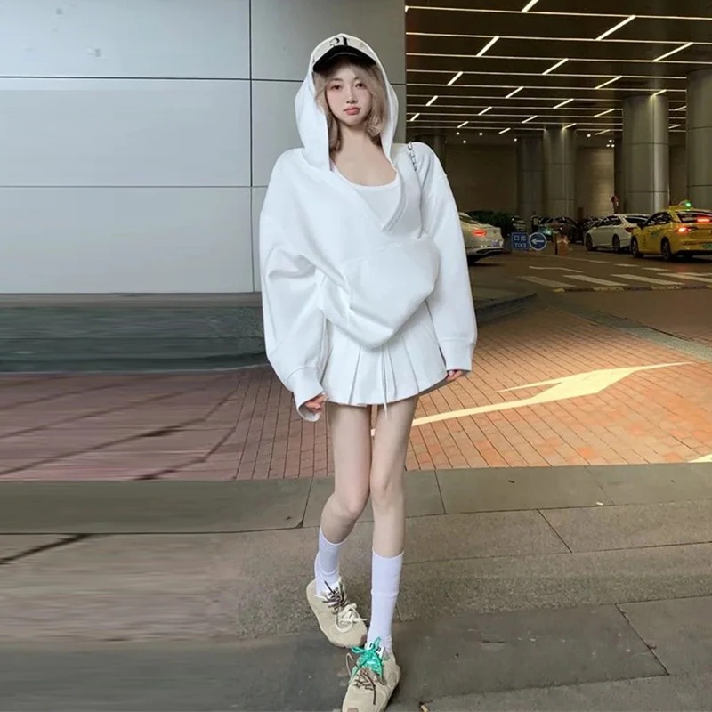 春と秋向けのスタイリッシュでファッショナブルなカジュアルなレディースセット：フード付きスウェットシャツベストプリーツスカートスリーピースの衣装