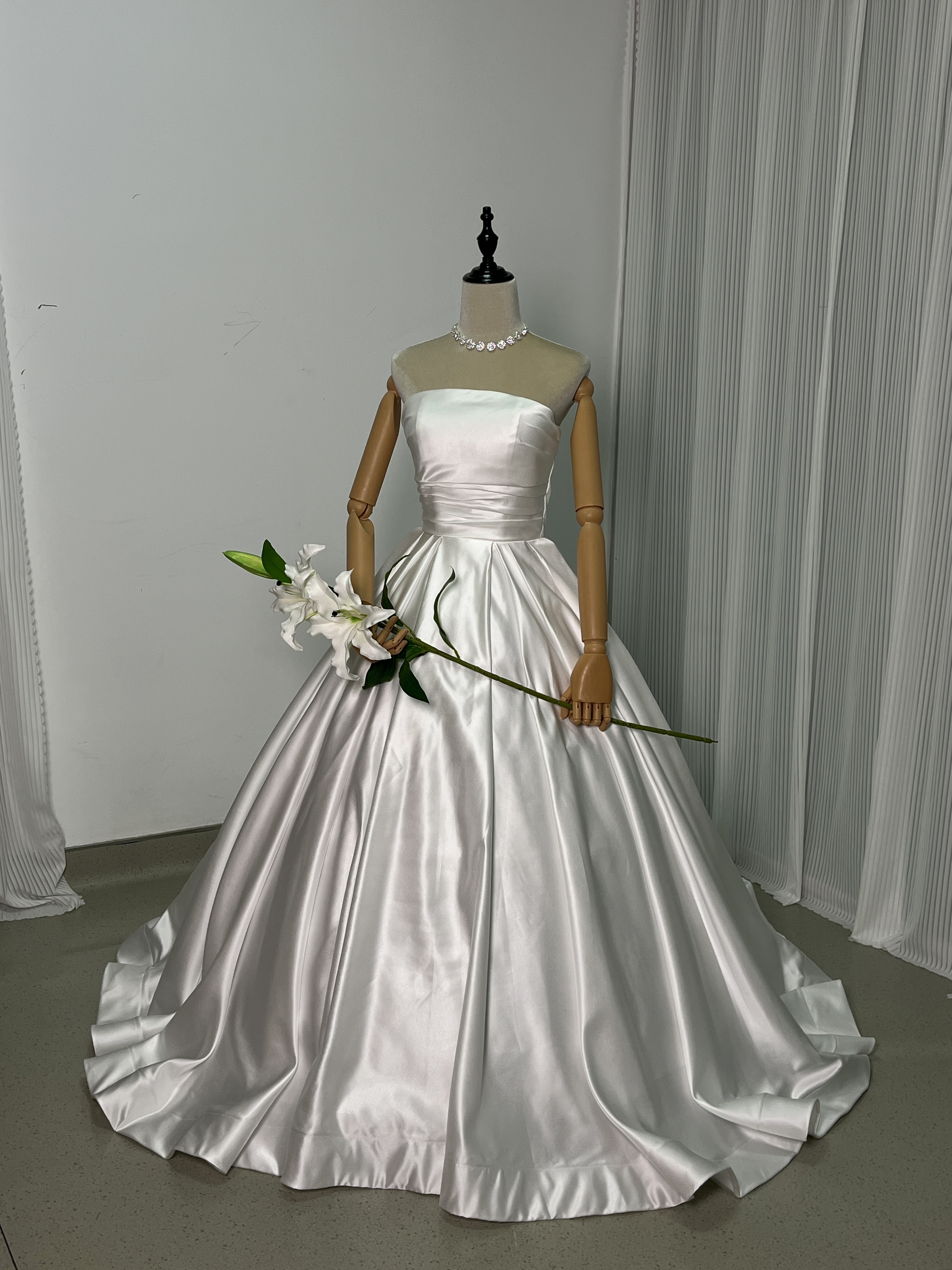 ウエディングドレス ベアトップ プリンセスライン ロングトレーン 拳式/前撮り