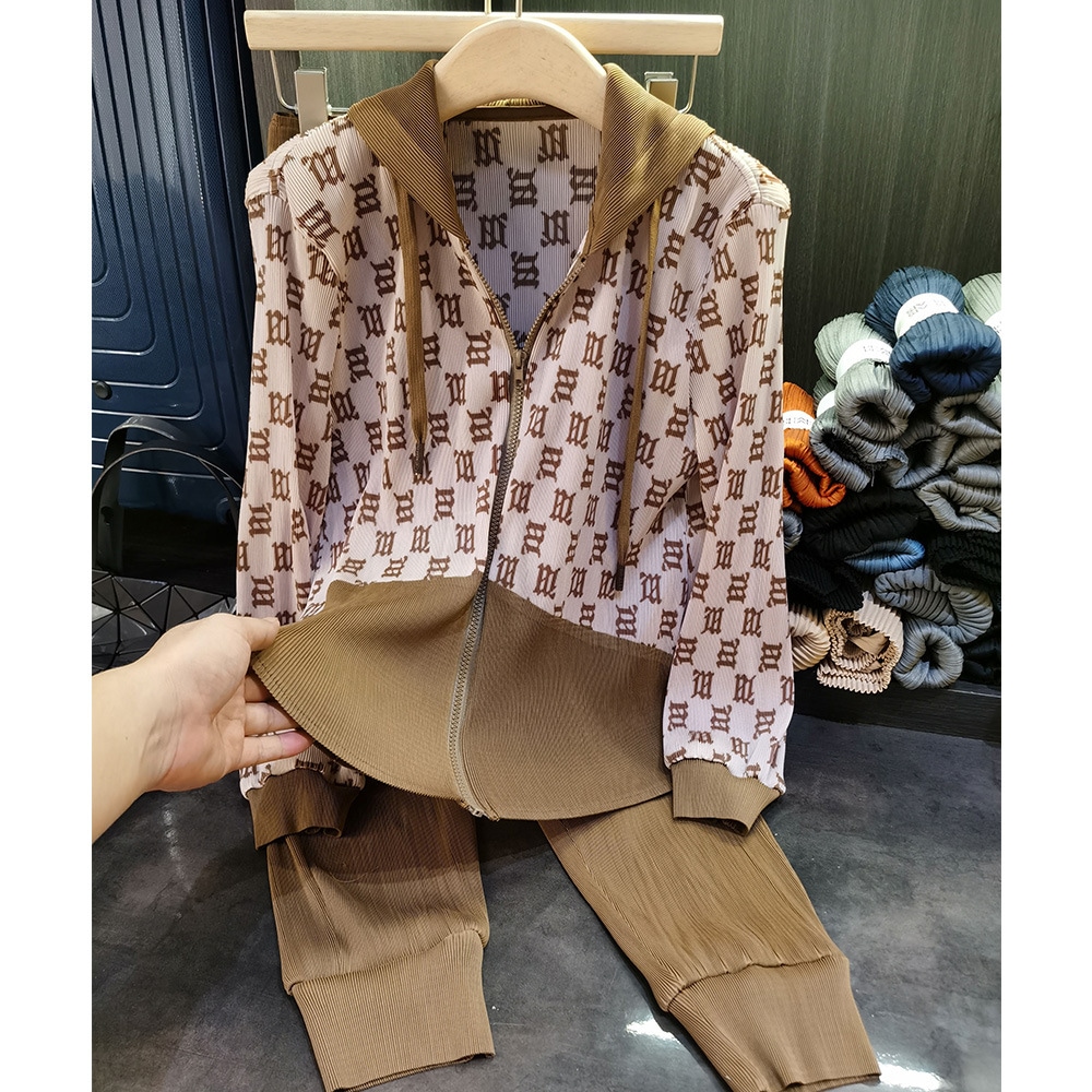 デザイン衝突プリントと帽子のしわのあるガードルの足首のズボンの2つのセットのファッションスーツの秋