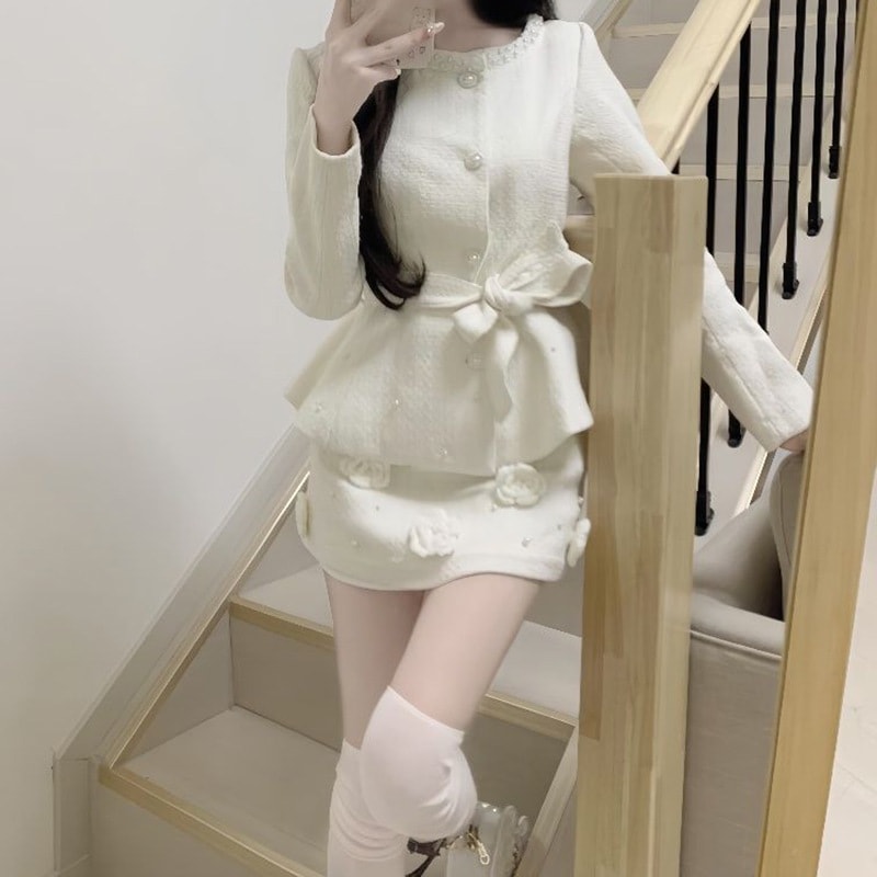 秋冬にぴったりのファーカラーがエレガントなフレンチスタイルのツーピーススーツウールコートフィットウエストスカートが特徴です