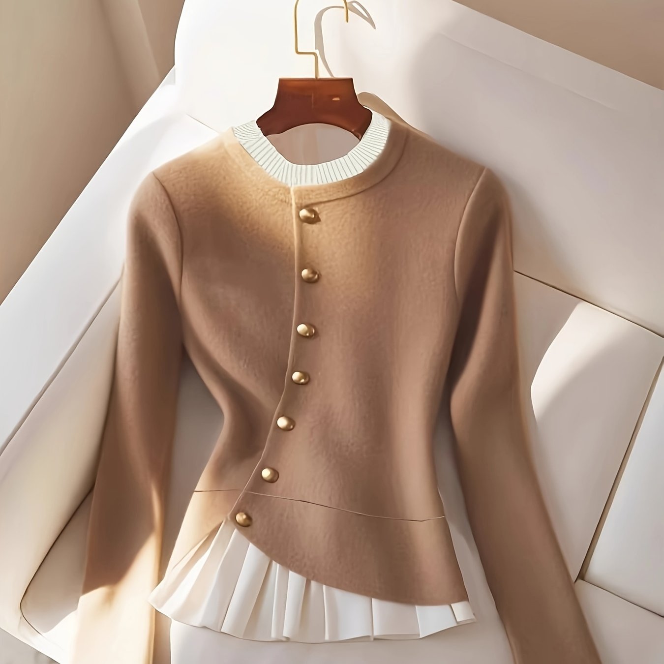 レディース エレガント ベージュ セーター ソフト ラウンドネック プルオーバー ゴールドトーン ボタン付き 洗濯機対応 オールシーズン カジュアル フォーマル トップス 毎日快適 上品デザイン 着心