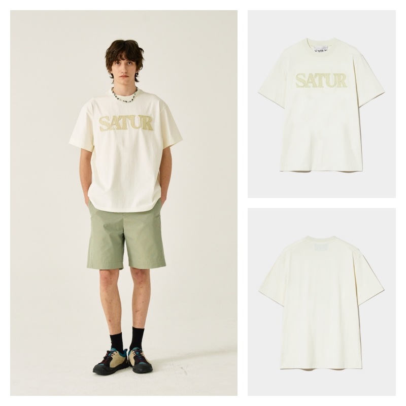 Tシャツ・カットソー SATUR Logo Cross Stitch Short Sleeve T-Shirt Resort Ivory SA SATUR Logo Cross Stitch Short Sleeve T-Shirt Resort Ivory SA